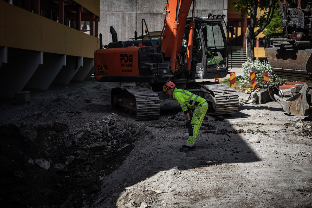 Schaktningsarbete i Stockholm med grävmaskin på larvfötter